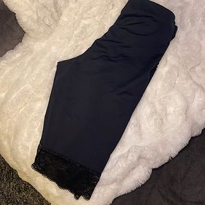 Knee- length leggings w/ lace detail